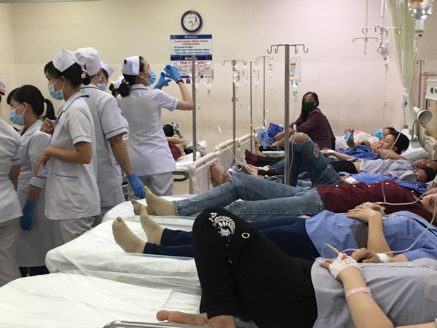 Hơn 100 công nhân nhập viện nghi ngộ độc thực phẩm