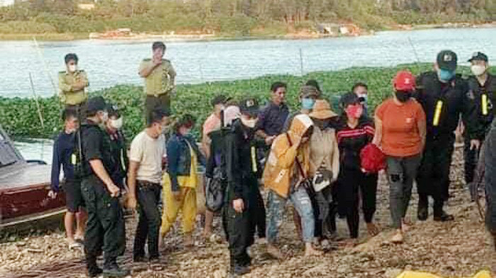 Các đối tượng bị bắt khi đang đánh bạc trên đò