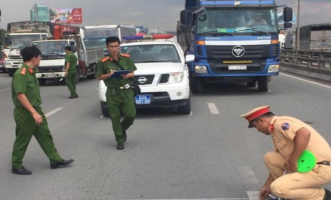 Lực lượng chức năng khám nghiệm hiện trường