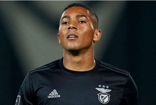 Carlos Vinicius trên đường gia nhập Tottenham.