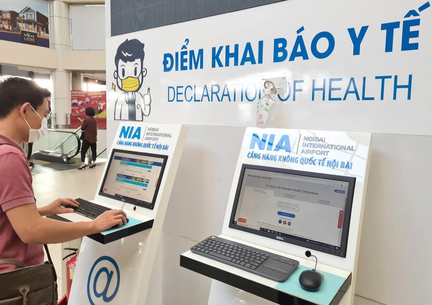 Khách muốn sử dụng các dịch vụ ăn uống, mua sắm tại sân bay Nội Bài buộc phải cài đặt và sử dụng ứng dụng VNEID mới có thể quét khi qua cửa. Ảnh minh họa.