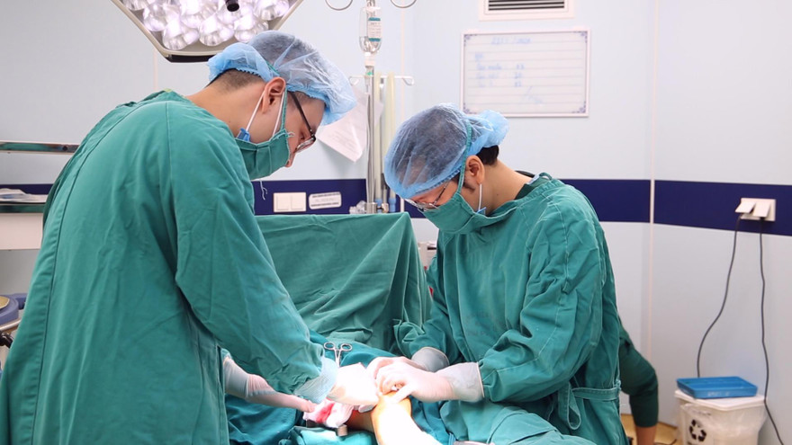 Các BS thực hiện ca phẫu thuật khớp cổ chân cho bệnh nhi. Ảnh: BS cung cấp