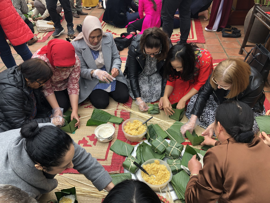 50 nhà ngoại giao quốc tế ở Việt Nam thi gói bánh chưng đón Tết Canh Tý