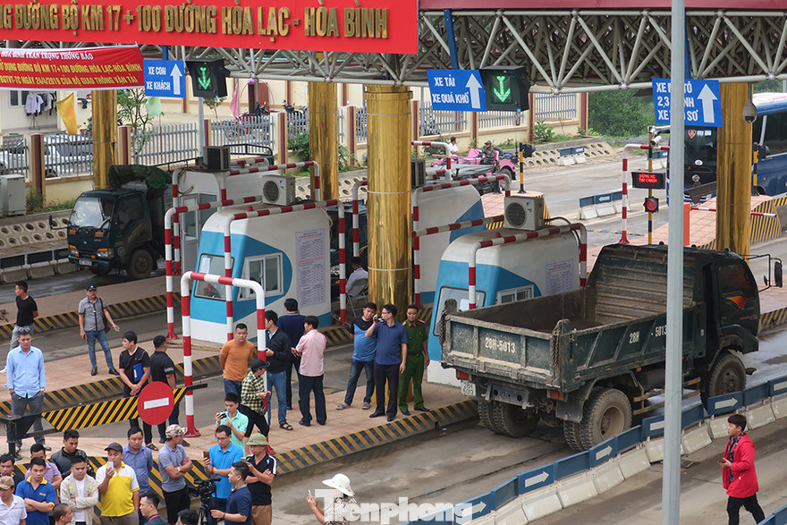Nhiều tài xế tập trung gây ùn tắc, đòi miễn phí qua trạm thu phí BOT Hòa Lạc - Hòa Bình. Ảnh: Phạm Thanh.