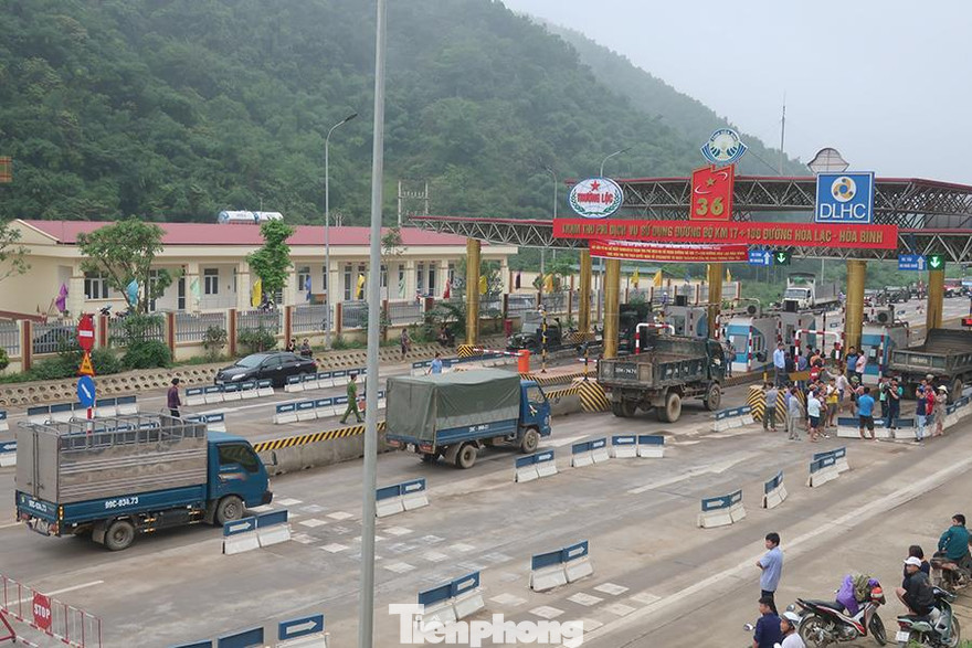 Nhiều chủ phương tiện và người dân địa phương tập trung cản trở hoạt động của trạm thu phí BOT Hoà Lạc - Hoà Bình để đòi miễn giảm phí. 