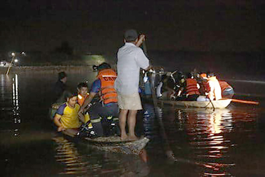 Lực lượng cứu hộ tìm kiếm nạn nhân vụ lật thuyền ở Quảng Nam hôm 8/5 vừa qua.