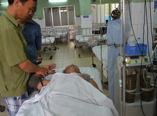 Anh N.D.H được đưa vào cấp cứu trong tình trạng bị dập nát bàn tay do pháo nổ