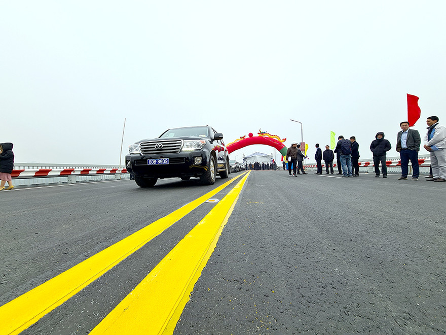 Tần 2 cầu Thăng Long chính thức thông xe đưa vào sử dụng sau 6 tháng đóng cầu để sửa chữa.