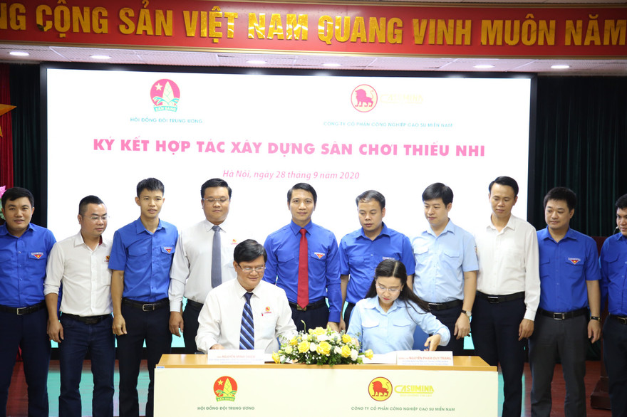 Đại diện T.Ư Đoàn TNCS Hồ Chí Minh, Hội đồng Đội T.Ư và các đơn vị liên quan ký kết thỏa thuận.
