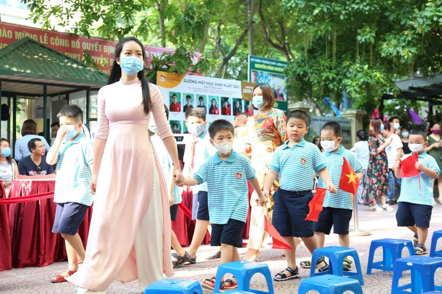 Các em học sinh lớp 1 và cô giáo trường Nguyễn Bỉnh Khiêm hân hoan chào đón năm học mới 2020-2021. Ảnh: Bảo Anh