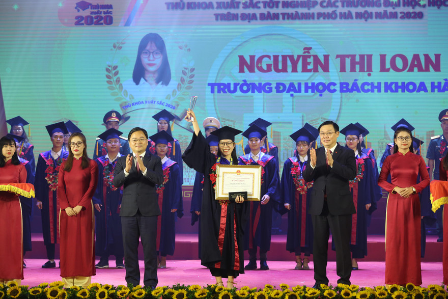 Ủy viên Bộ Chính trị, Bí thư Thành ủy Hà Nội Vương Đình Huệ và Bí thường trực T.Ư Đoàn, Chủ tịch T.Ư Hội LHTN Việt Nam Nguyễn Anh Tuấn trao thưởng vinh danh các thủ khoa xuất sắc tốt nghiệp năm 2020. Ảnh: Bảo Anh