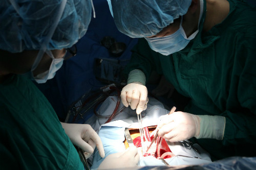 Các bác sĩ phẫu thuật cho bệnh nhân. Ảnh: P.T