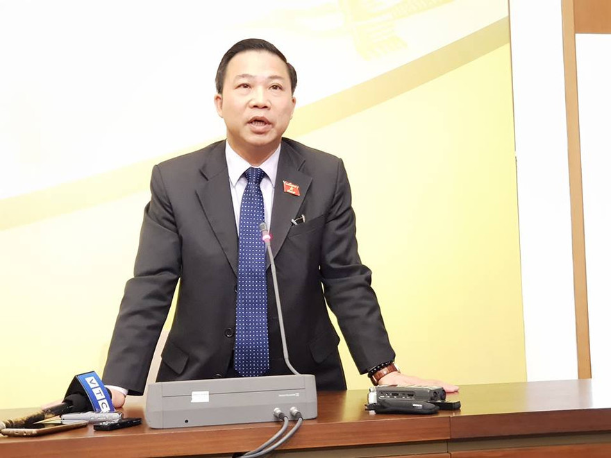 ĐBQH Lưu Bình Nhưỡng trao đổi nhanh với PV các cơ quan báo chí đầu giờ chiều nay, 9/11.