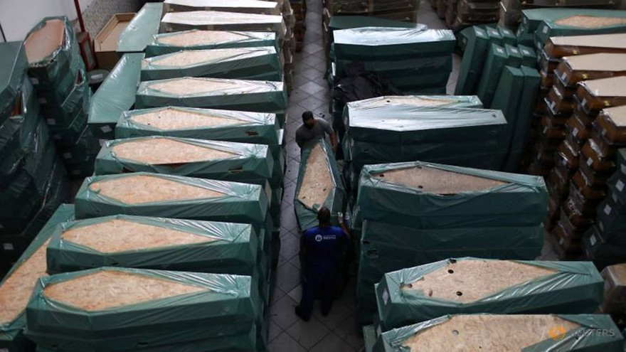 Quan tài người chết vì COVID-19 đặt la liệt trong nhà xác tại thủ đô của Brazil.