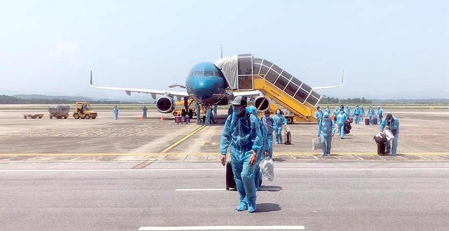 Gần 350 khách là công dân Việt Nam từ Mỹ về sân bay Vân Đồn ngày 12/9, thí điểm cách ly tập trung 7 ngày.