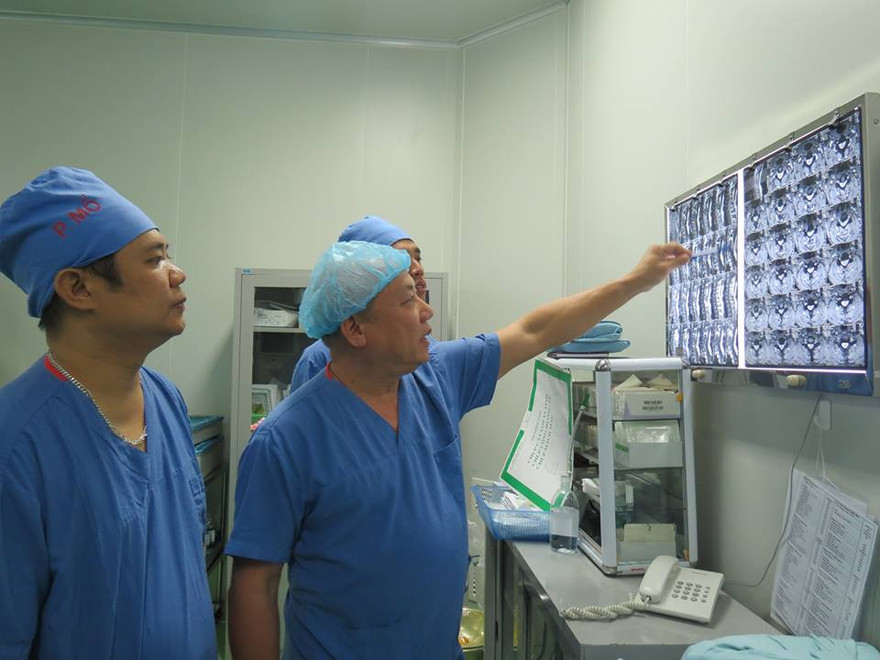 Các chuyên gia xem phim chụp hình ảnh thoát vị đĩa đệm đốt sống cổ của bệnh nhân trước giờ phẫu thuật