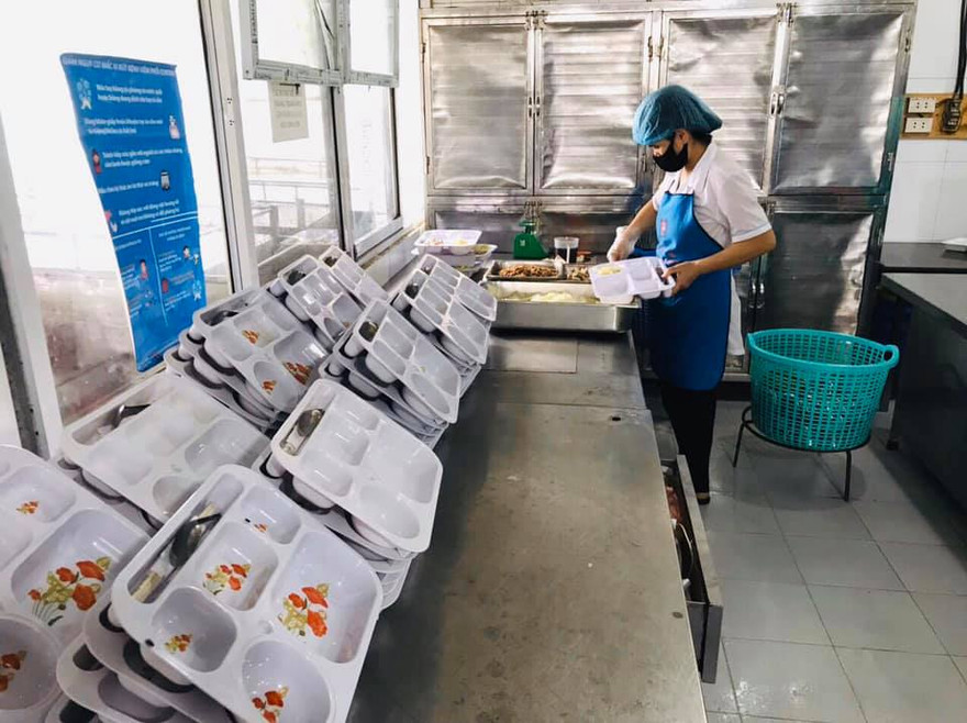 Khu chế biến thực phẩm và đóng gói suất ăn tại BV Nội tiết Trung ương. Ảnh: BV Nội tiết TƯ cung cấp.