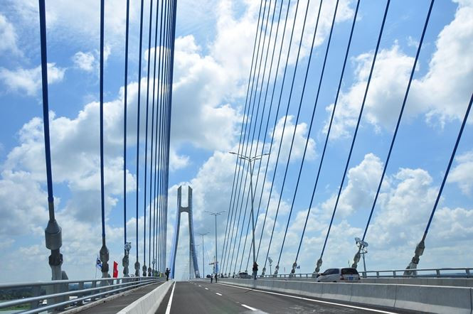 Cầu Vàm Cống mới đưa vào sử dụng đã gặp sự cố nứt đường dẫn.