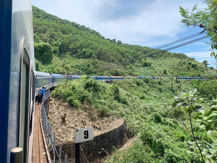 Tàu SE3 trật bánh khi qua đèo Hải Vân. Ảnh hành khách cung cấp.