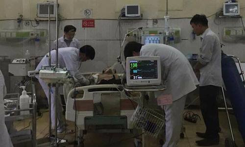 Các BS BV Phong Da liễu TƯ Quỳnh Lập đang cấp cứu cho bệnh nhân Hải. Ảnh: BV cung cấp