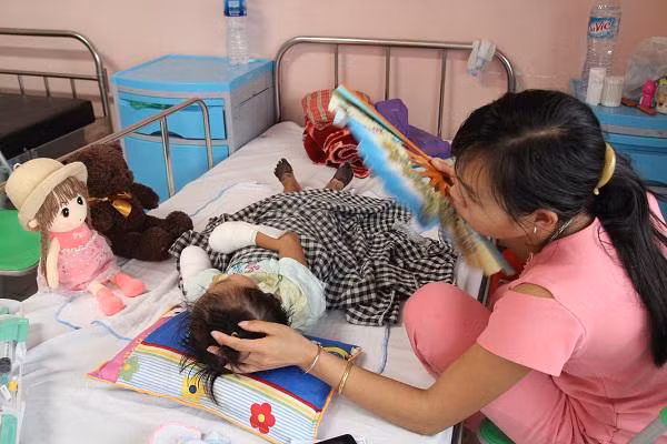 Mẹ con bé Anh Thư đang điều trị tại BV Nhi Trung ương