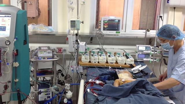 Bác sĩ Tuấn kiểm tra sức khỏe của bệnh nhi.