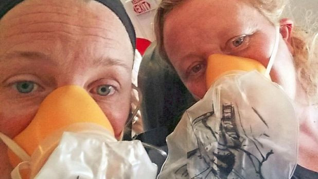 Hành khách hoảng loan đeo mặt nạ dưỡng khí và nghĩ mình sắp chết. Ảnh: Channel Seven