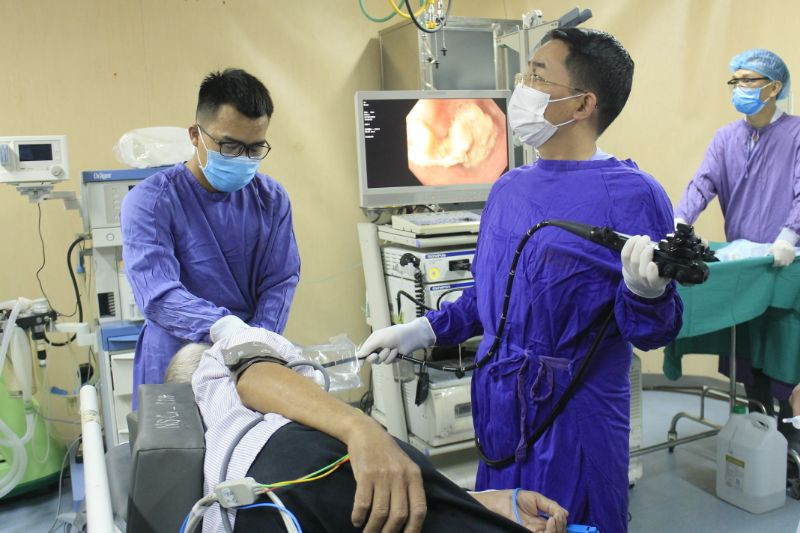 Các bác sĩ xử lý cho bệnh nhân bị hóc thịt ngan. Ảnh: Bệnh viện E Trung ương cung cấp
