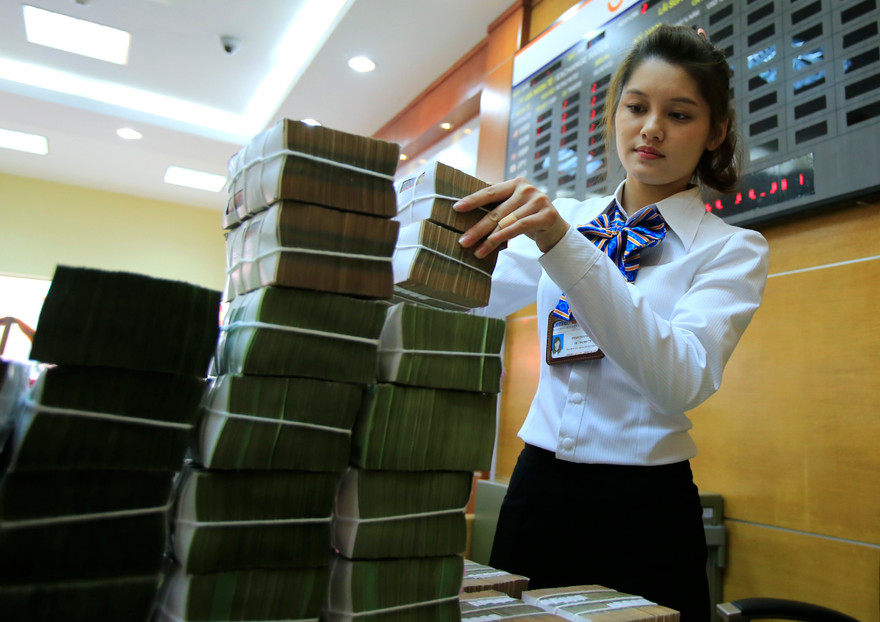 Nợ công Việt Nam tăng nhanh và đi ngược lại xu hướng của thế giới. Ảnh: Như Ý.