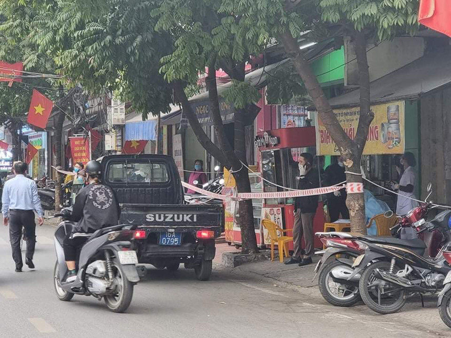 Lực lượng Công an Hải Phòng khẩn trương rà soát liên quan ca mắc COVID-19 trên phố Chợ Hàng. Ảnh: Phương Linh