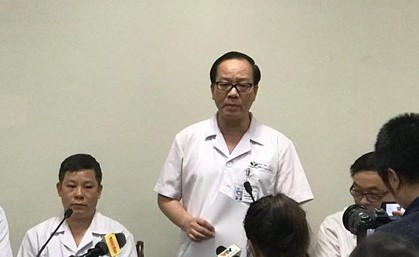 PGS.TS Trần Minh Điển, Phó Giám đốc Bệnh viện Nhi T.Ư thông báo tình hình sức khỏe của bé trai 3 tuổi bị bỏ quên trên xe đưa đón. Ảnh: Thái Hà