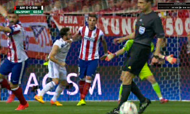 Carvajal định cắn Mandzukic trước khi tung ra 2 cú đánh nguội.