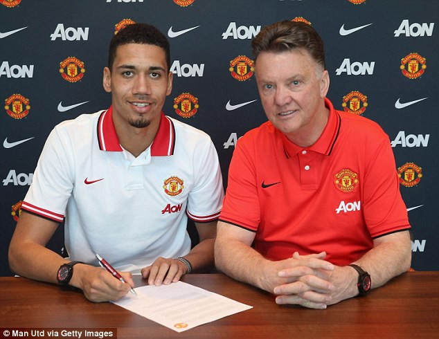 Chris Smalling đặt bút ký vào bản hợp đồng gia hạn tới 2019 với M.U.