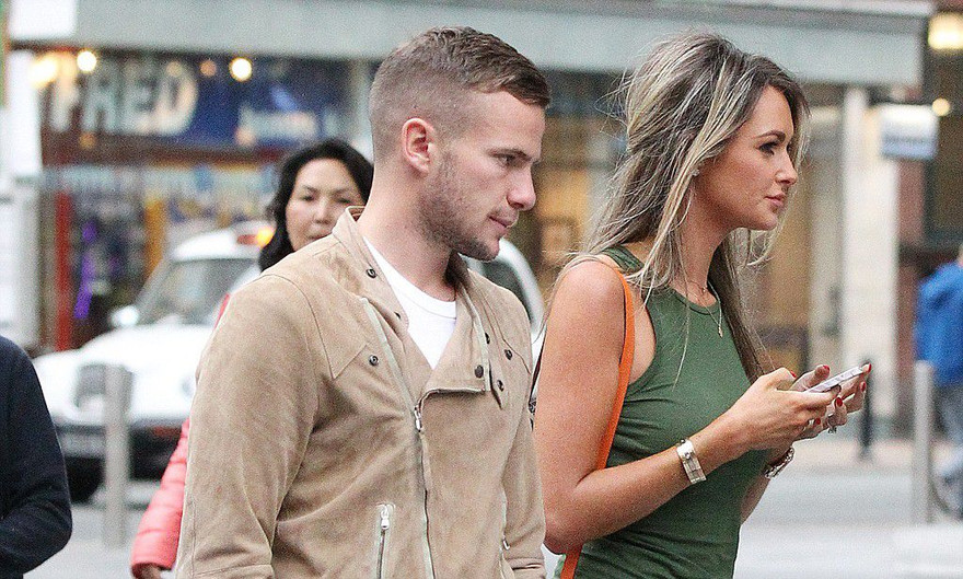 Cleverley bị phát hiện trốn tập đưa bạn gái đi mua sắm.