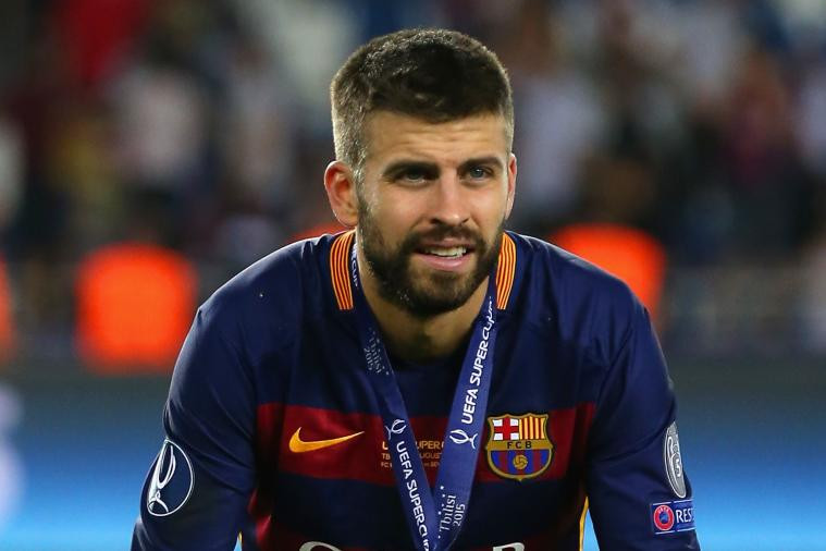 Pique suýt mất 7,5 triệu bảng để mua áo cho các fan.
