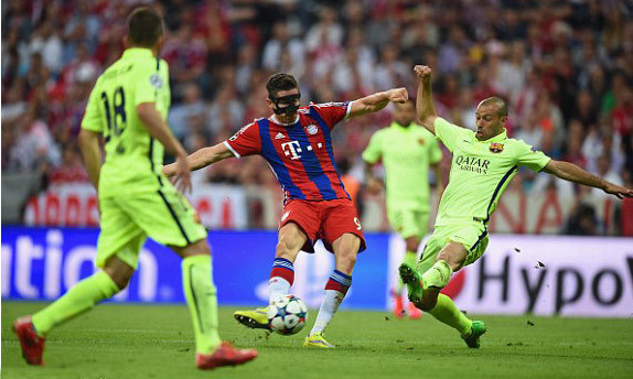 Bayern (áo đỏ) đã phải nói lời chia tay Champions League.