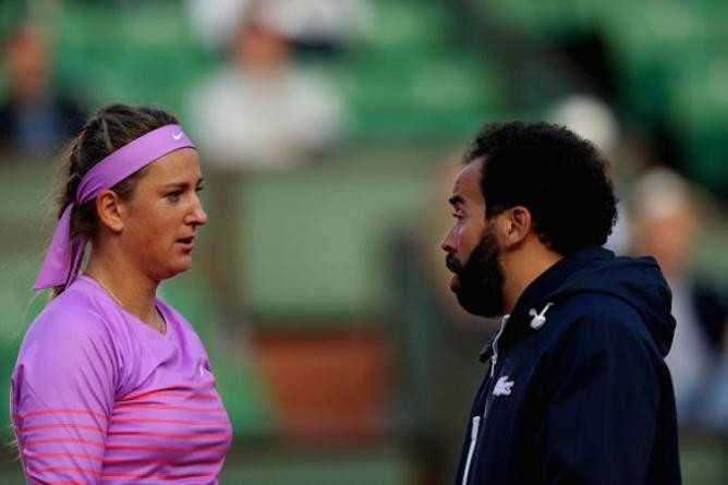 Azarenka tranh cãi với trọng tài.