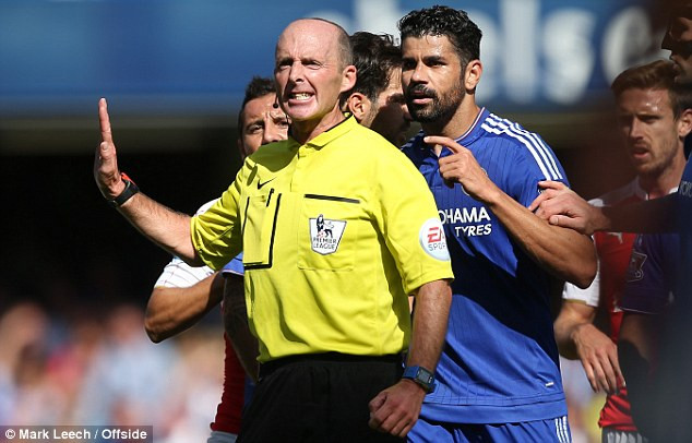 Trọng tài Mike Dean sẽ không dám “nương tay” với Diego Costa.