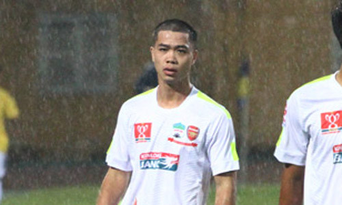 Công Phượng với kiểu đầu lạ lẫm. Ảnh: Bongda+