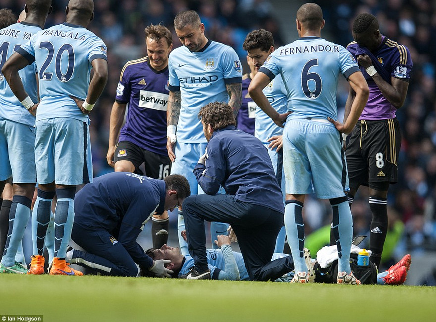 David Silva bị đánh cùi chỏ dến bất tỉnh.