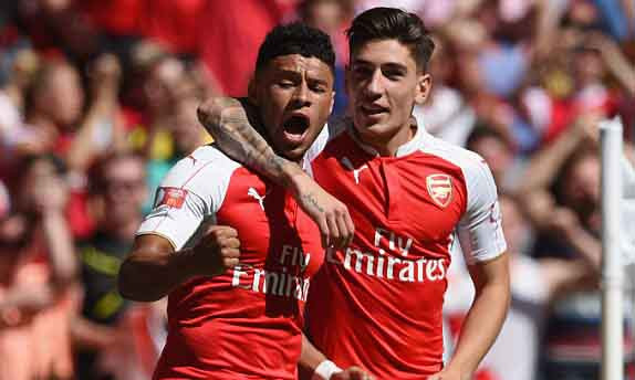 Oxlade-Chamberlain ăn mừng bàn thắng duy nhất của trận đấu.