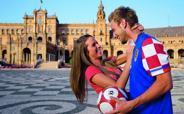 Rakitic hạnh phúc bên cô vợ Raquel.