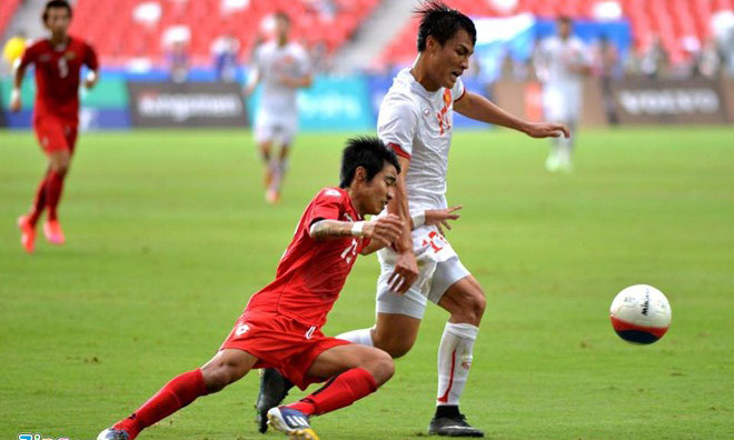Hồng Quân bỏ lỡ hai cơ hội ghi bàn ở hiệp 1. Ảnh: Zing