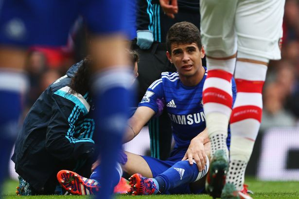 Oscar bị chấn động sau tình huống va chạm với Ospina.