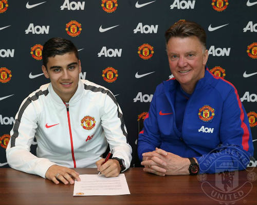 Andreas Pereira đặt bút ký vào bản hợp đồng gia hạn thêm 3 năm.