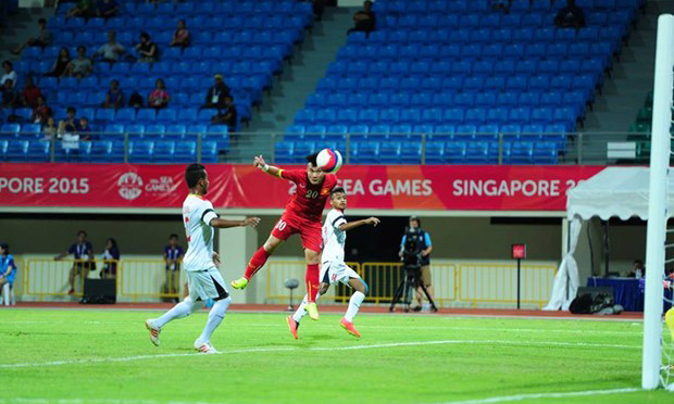 Phi Sơn mở tỷ số từ một tình huống đánh đầu. Ảnh: Zing