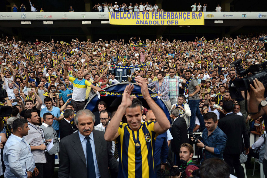 Van Persie được các CĐV Fenerbahce chào đón nồng nhiệt.