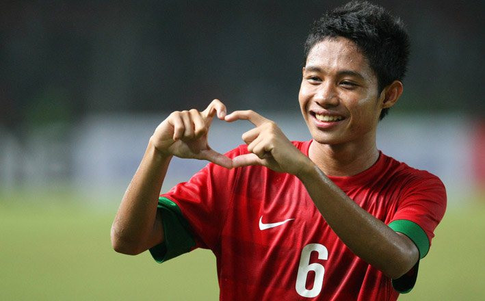Evan Dimas được mời tới Tây Ban Nha tập thử.