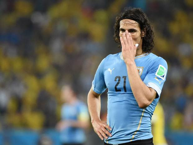Cavani nhận hung tin từ quê nhà.