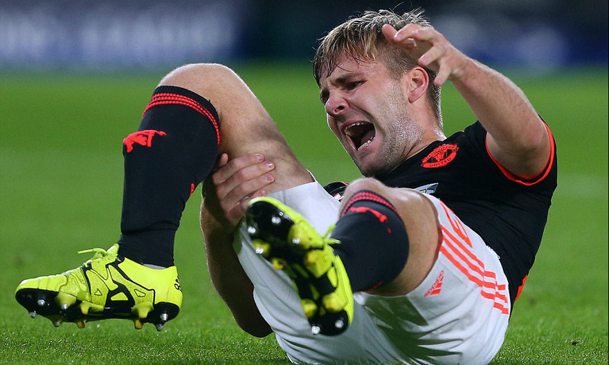 Shaw hét lên với cái chân phải bị gẫy.